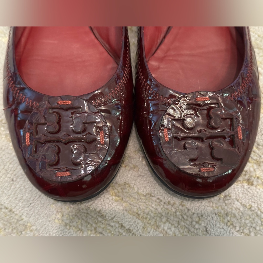 TORY BURCH DISCONTINUED Burgundy Croc-embossed Patent Ballet Flat w/TT logo
